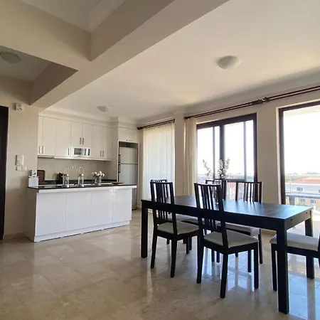 Odyssey Court דירה