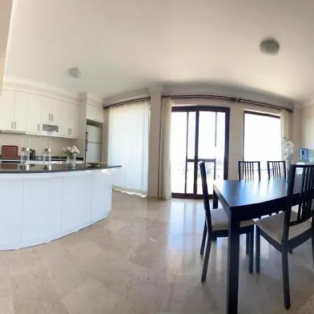 Odyssey Court דירה